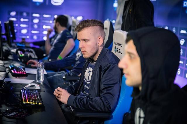 伞皇谈Knight取关BLG：我房管说是假的 本来就没关注过！